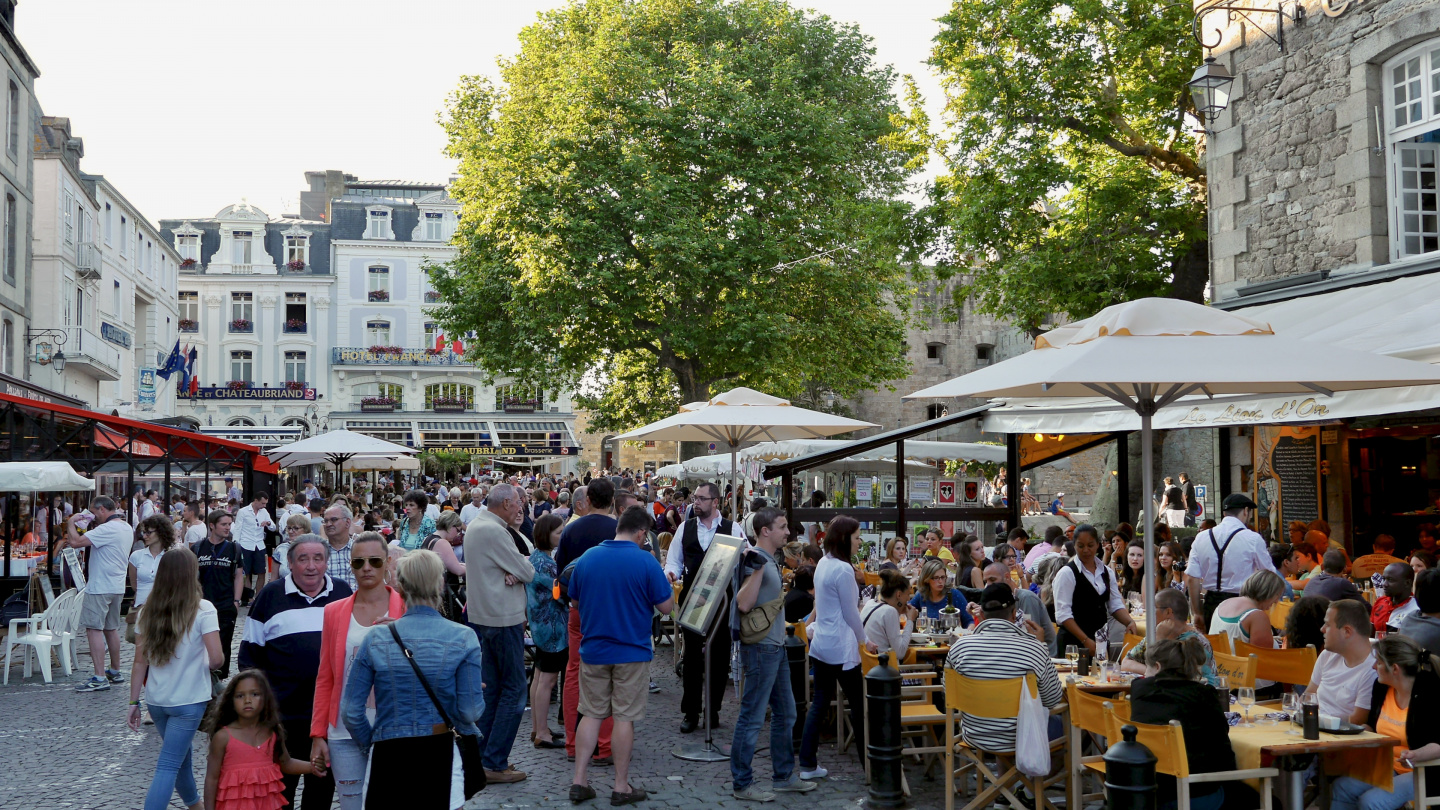 Dinner buzz in Saint-Malo