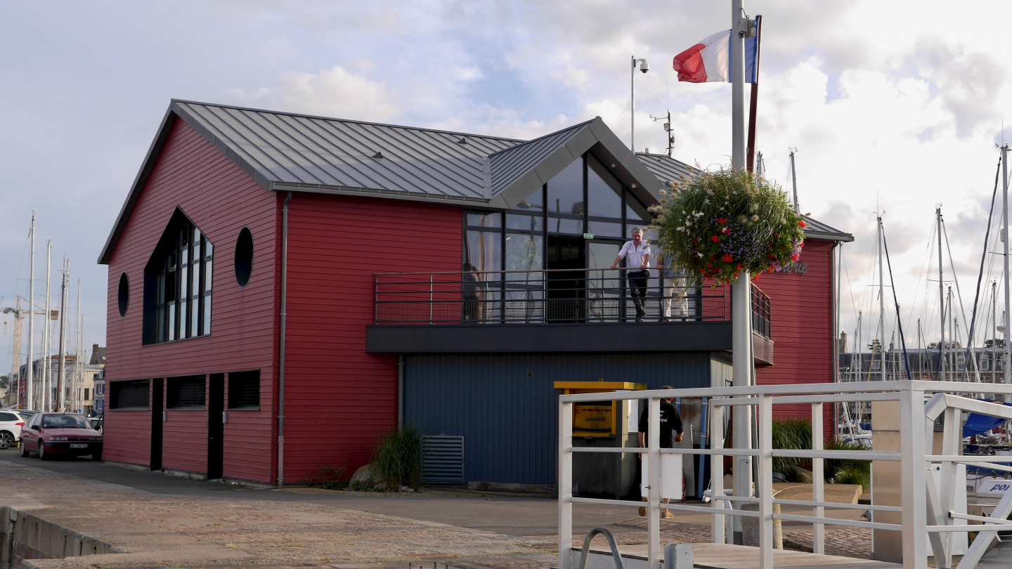 Harbourmaster of Paimpol welcoming Suwena