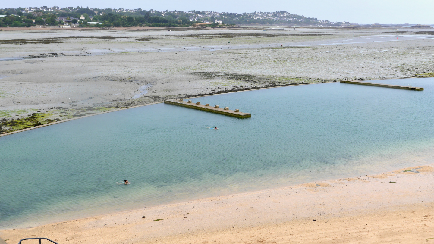 Swimming pool of Paimpol is filled by sea water during the high water