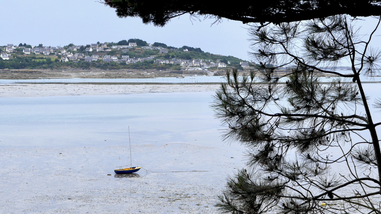 The entrance of Paimpol dries completely at low water