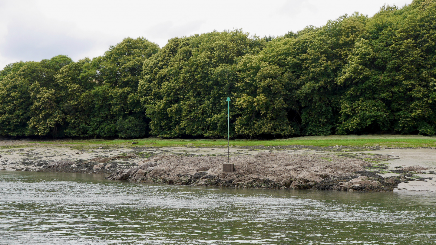 Navigational aid during low water on the coast of Brittany