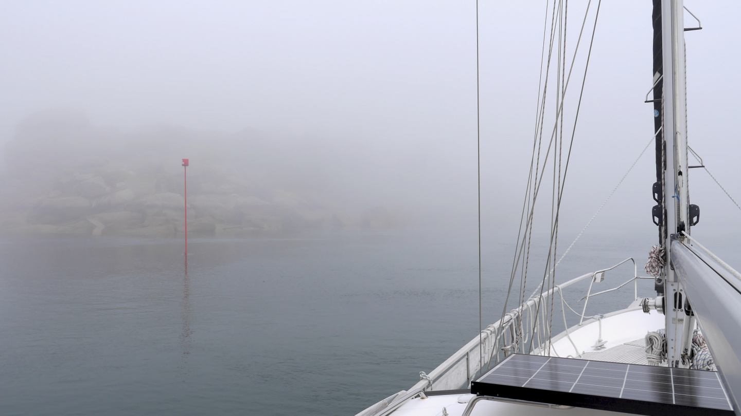 Suwena arriving in fog at Ploumanac'h in Brittany
