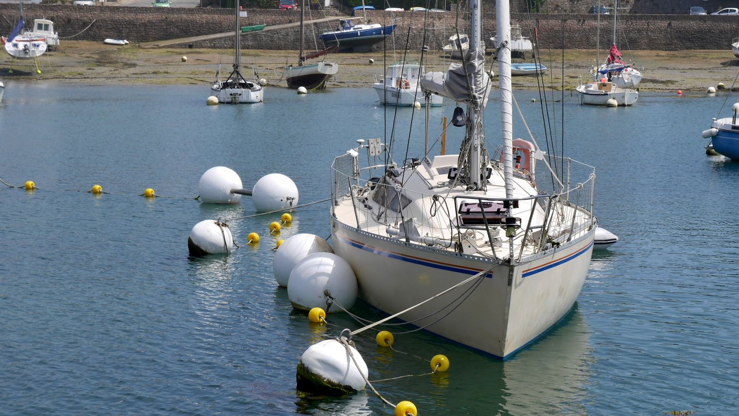 Fore-and-aft mooring in Ploumanac'h in Brittany