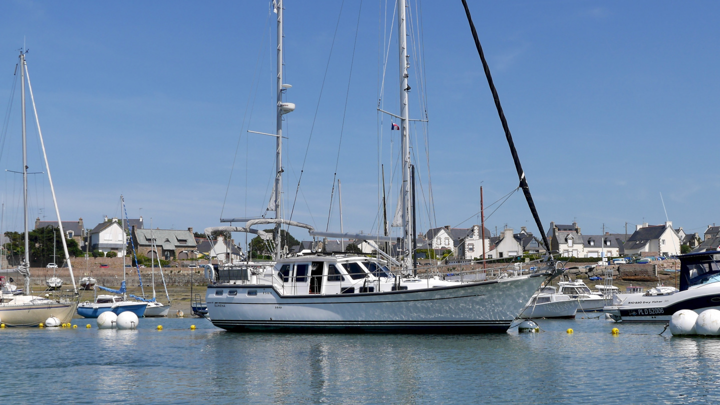 Suwena standing on her keel at Ploumanac'h in Brittany