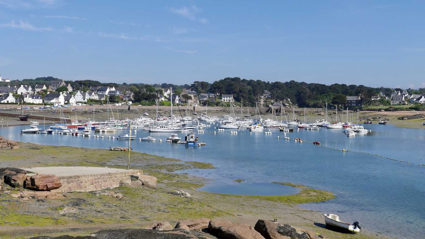 Ploumanac'h of Brittany during the low tide