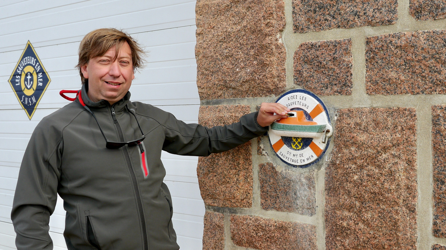 Andrus making a donation for sea rescue of Ploumanac'h in Brittany