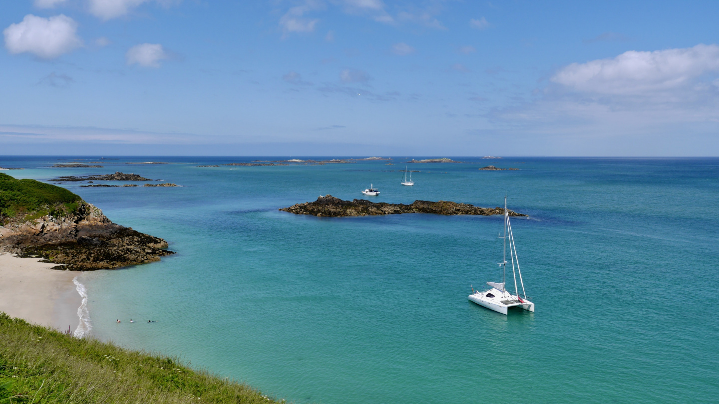 Shell Beach Bay ja Belvoir Bay ankkurilahdet Herm saarella