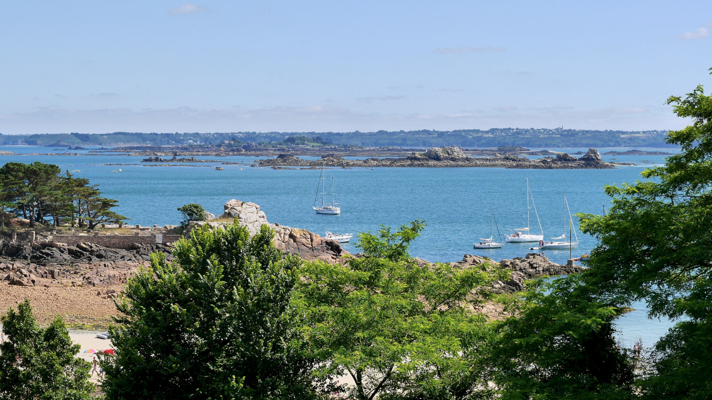 Suwena on the anchorage in the front of the island of Île de Bréhat in Brittany