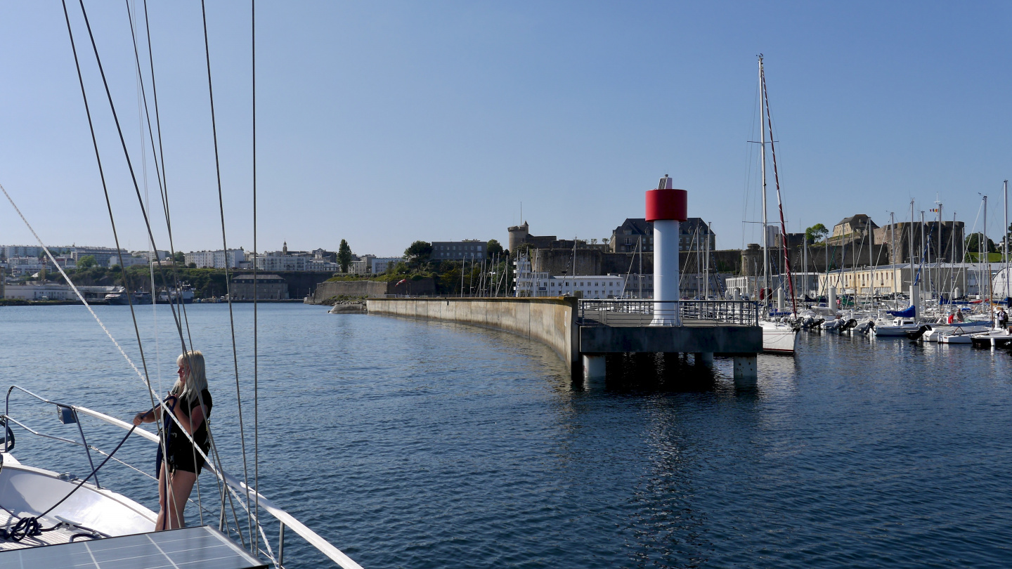 Suwena lähdössä Château marinasta Brestissä