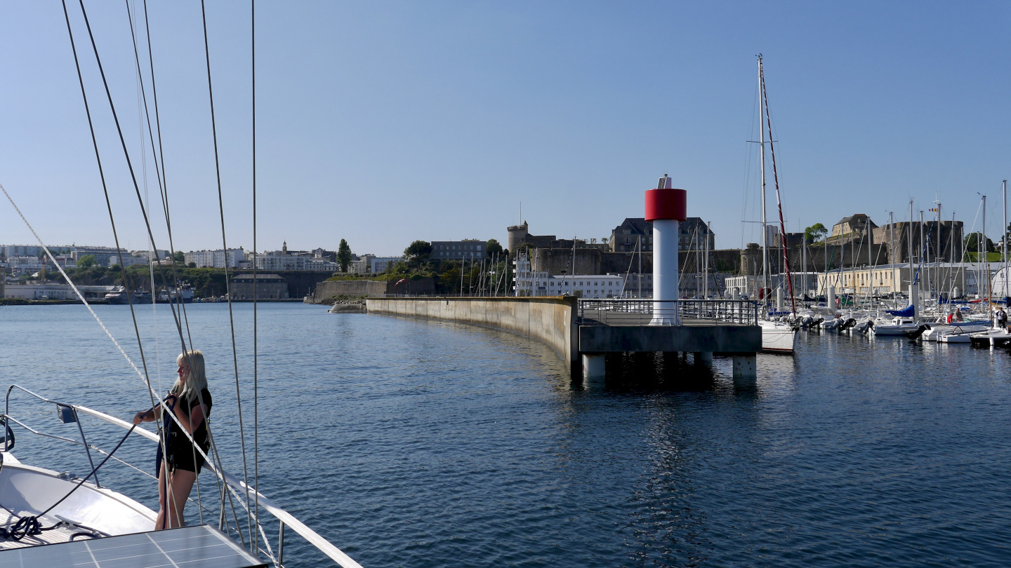 Suwena departing from Marina du Château in Brest