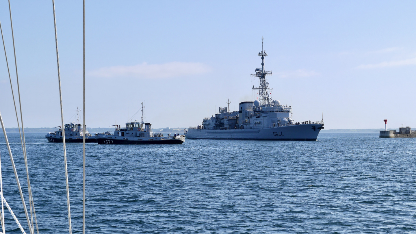 Suwena gives way to French navy in Brest harbour