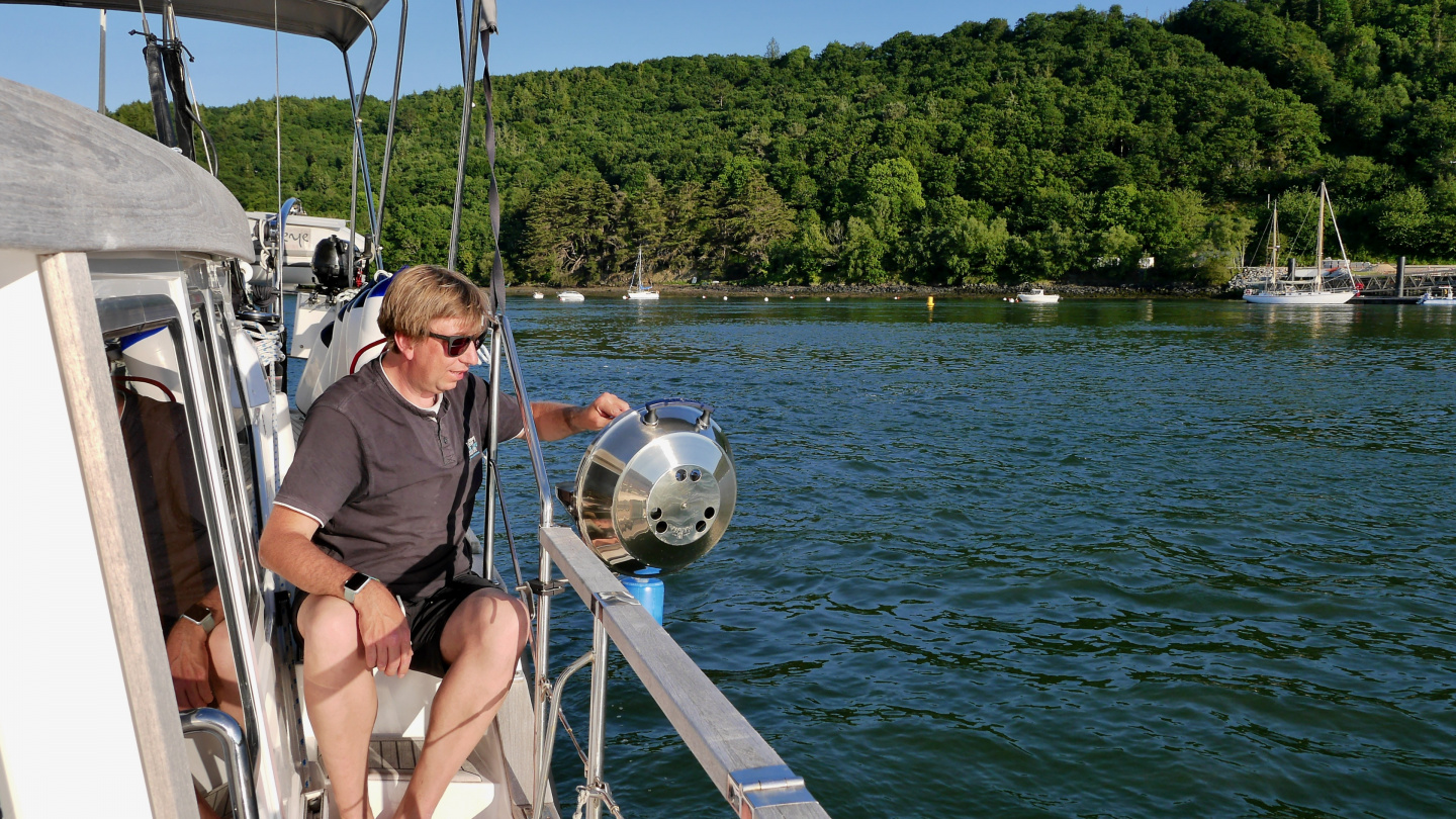 Andrus barbecuing at the anchorage of Terenez island in Brittany