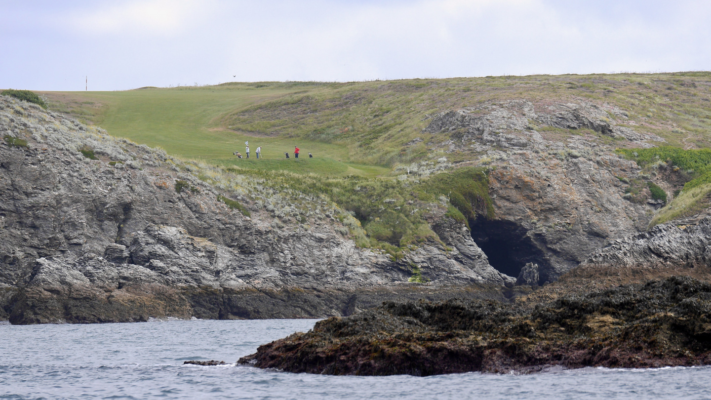 Golf course next to the anchorage of Stêr-Ouen on the Belle Île island