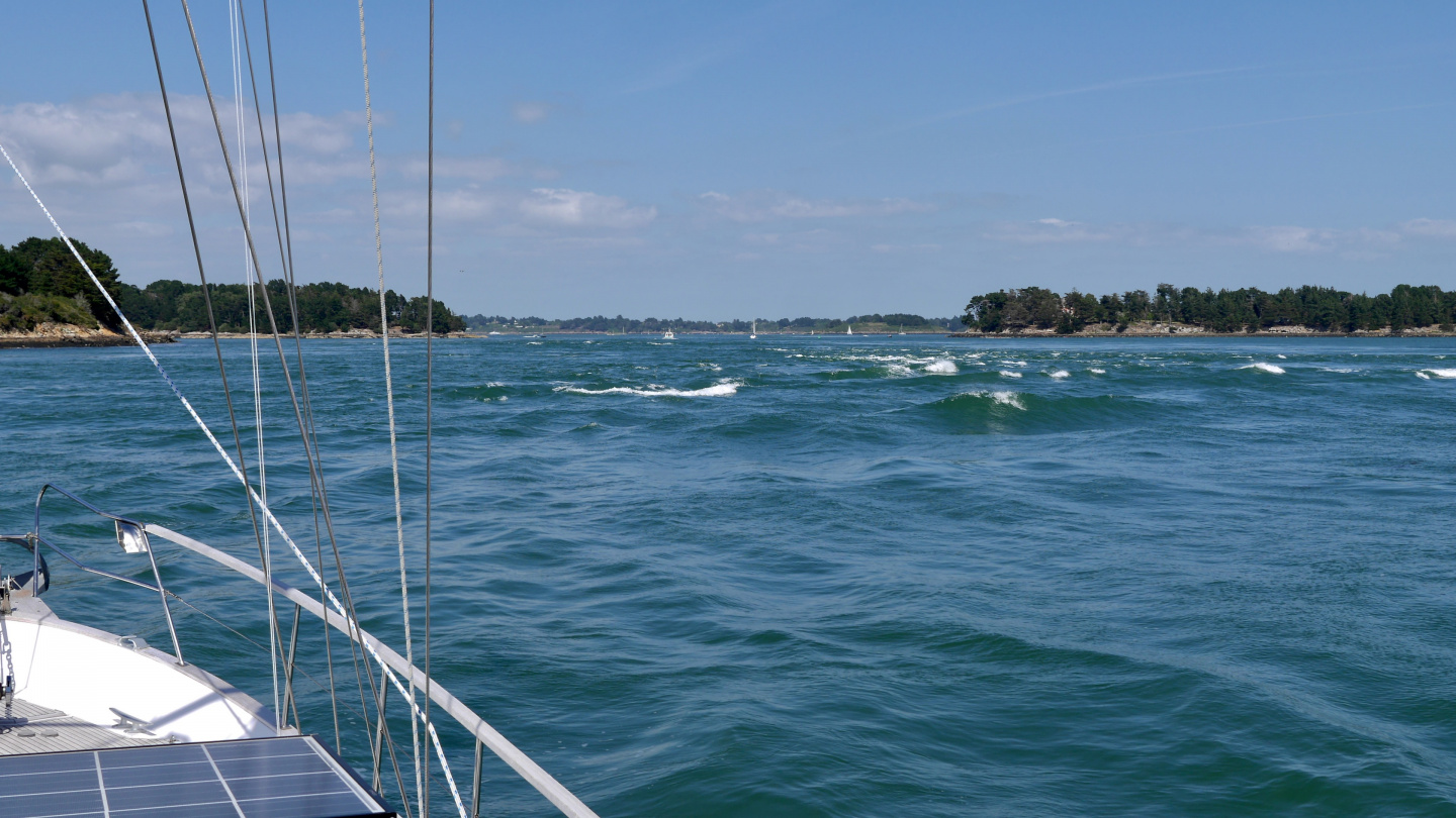 Standing waves at the mouth of Morbihan in Brittany