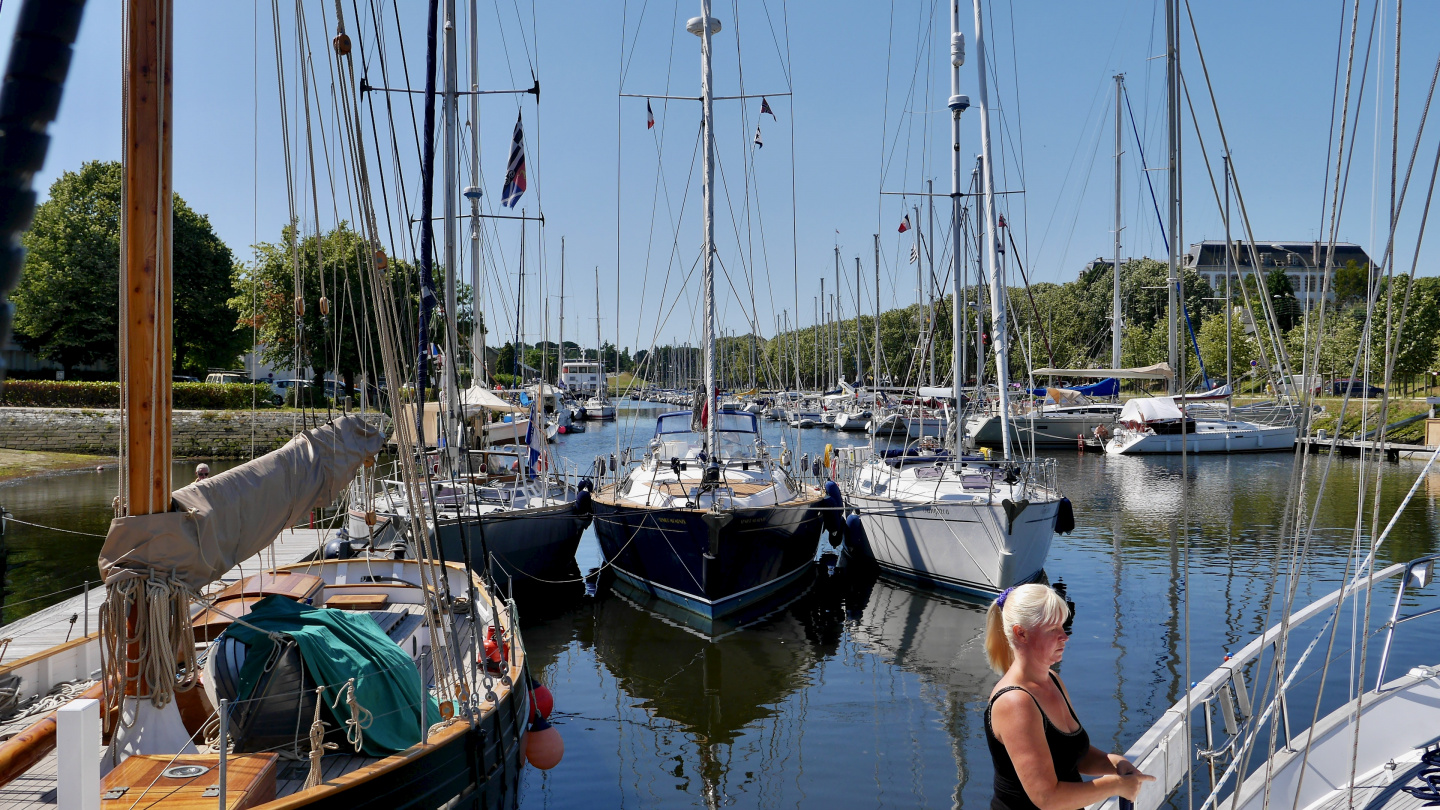 Suwena departing from Vannes, Brittany