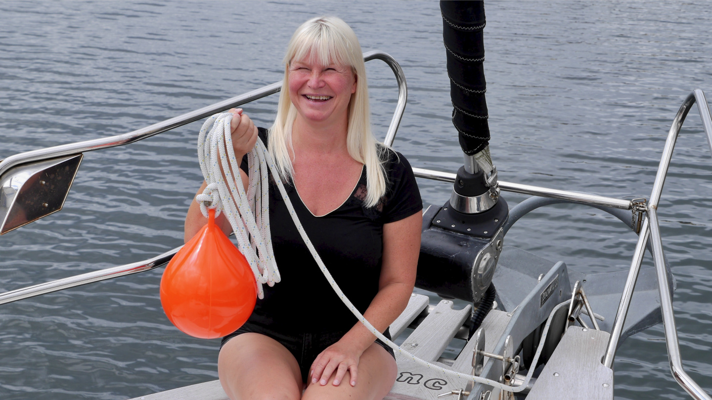 Eve with the brand new anchor buoy of Suwena