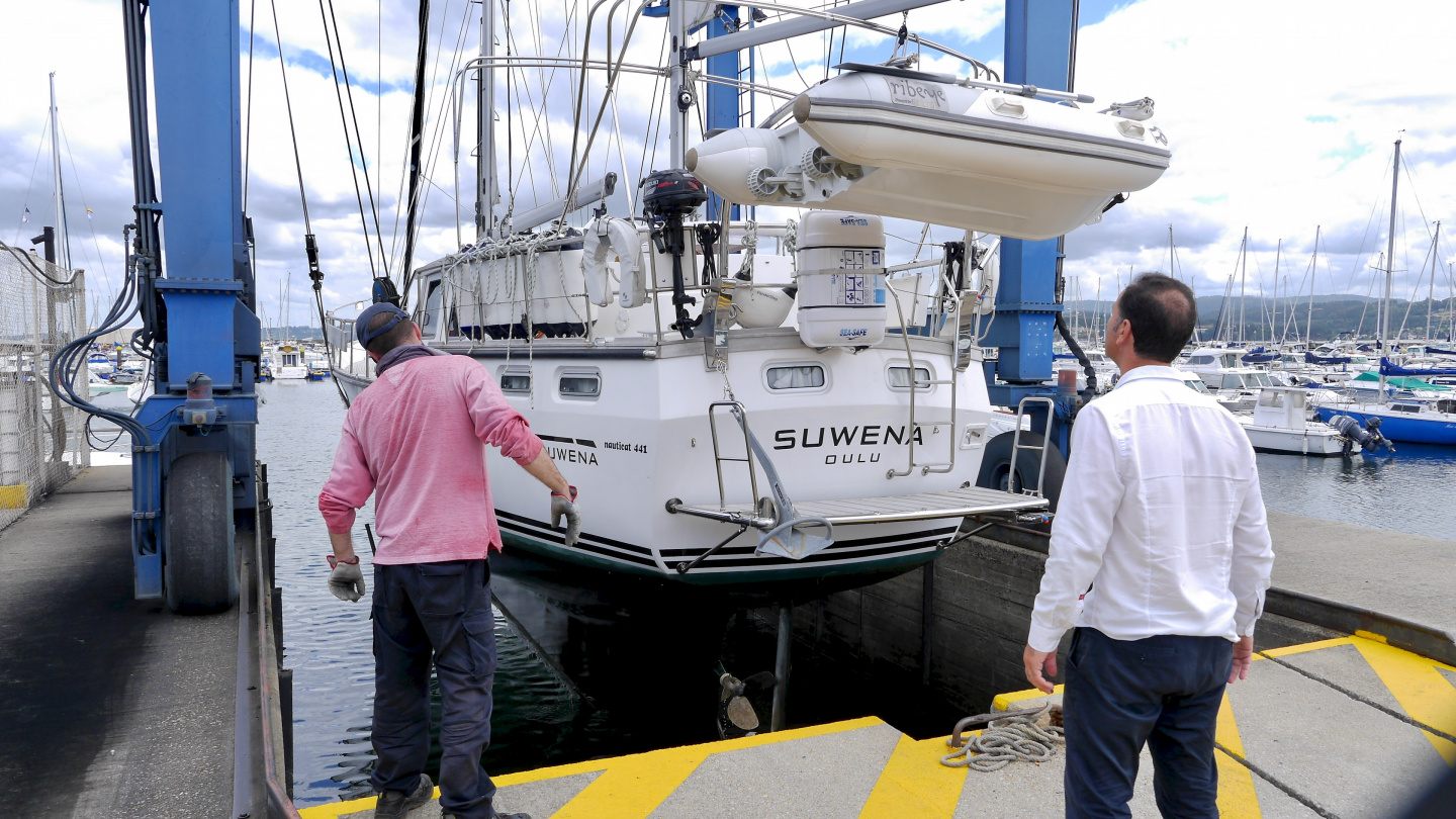 Lift-out of Suwena in Marina Sada in Spain