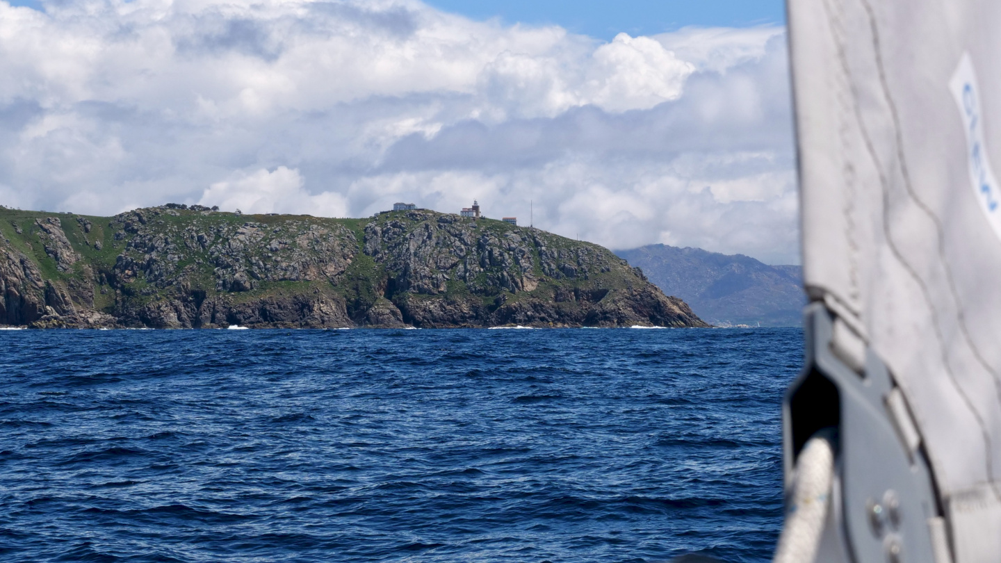 Suwena passing the cape of Finisterra in Galicia