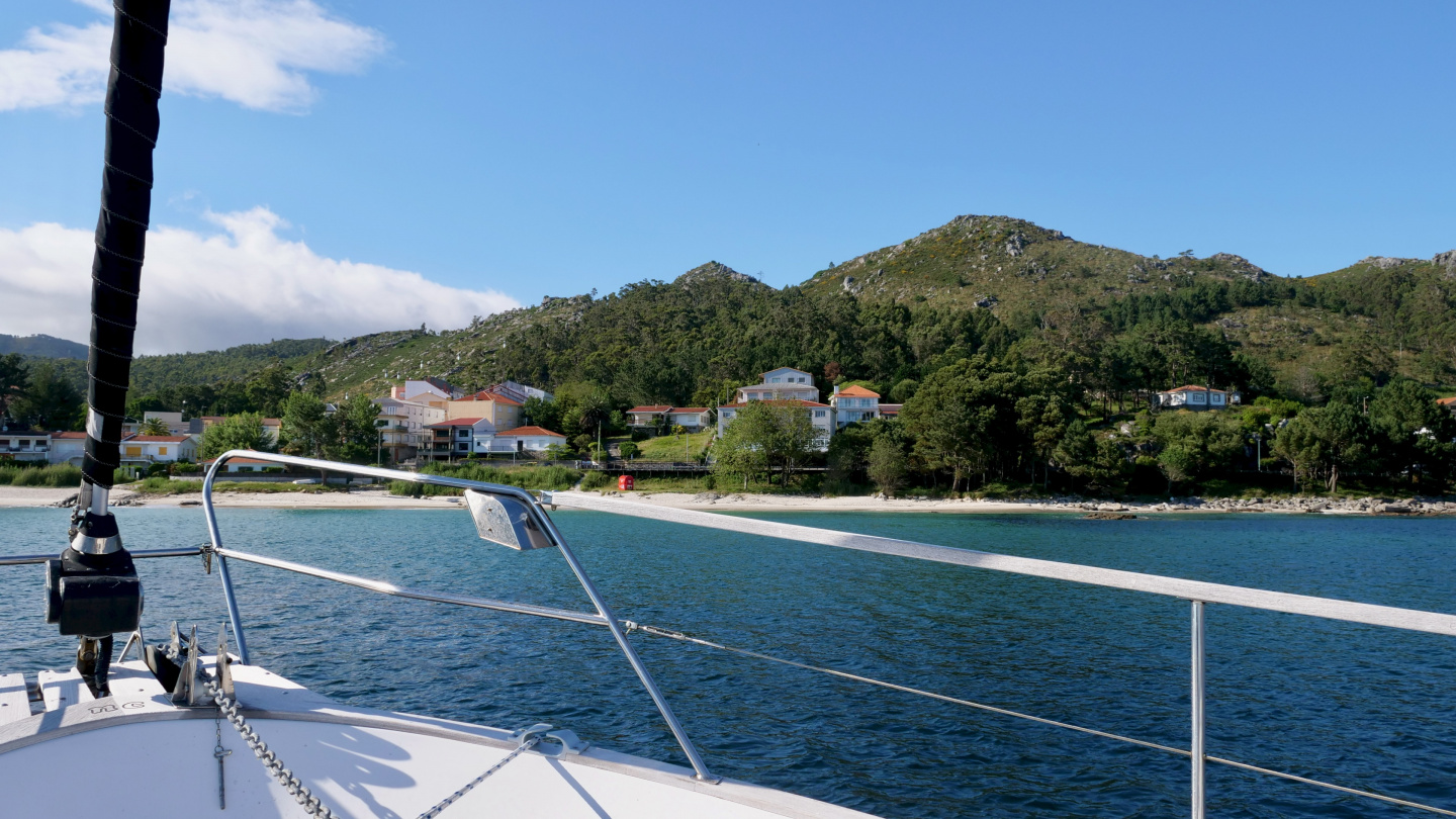 Suwena anchored in the Bay of San Francisco in Galicia