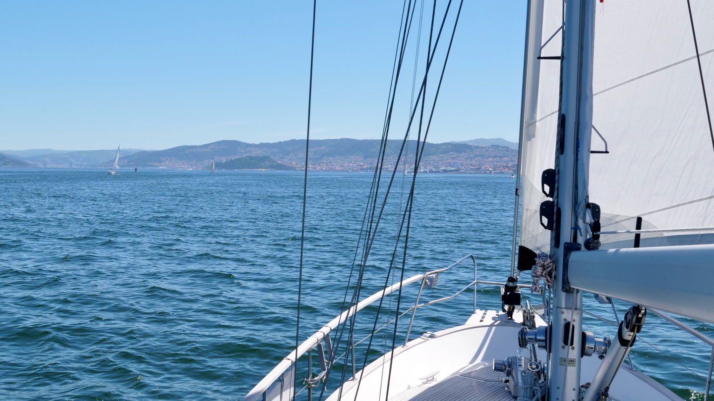 Suwena sailing in the Bay of Vigo in Galicia