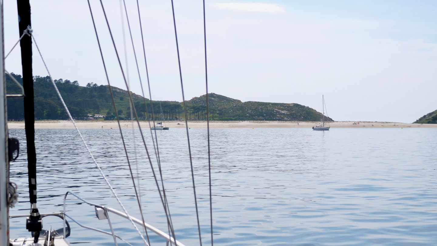 Suwena arriving in the islands of Cíes, Galicia