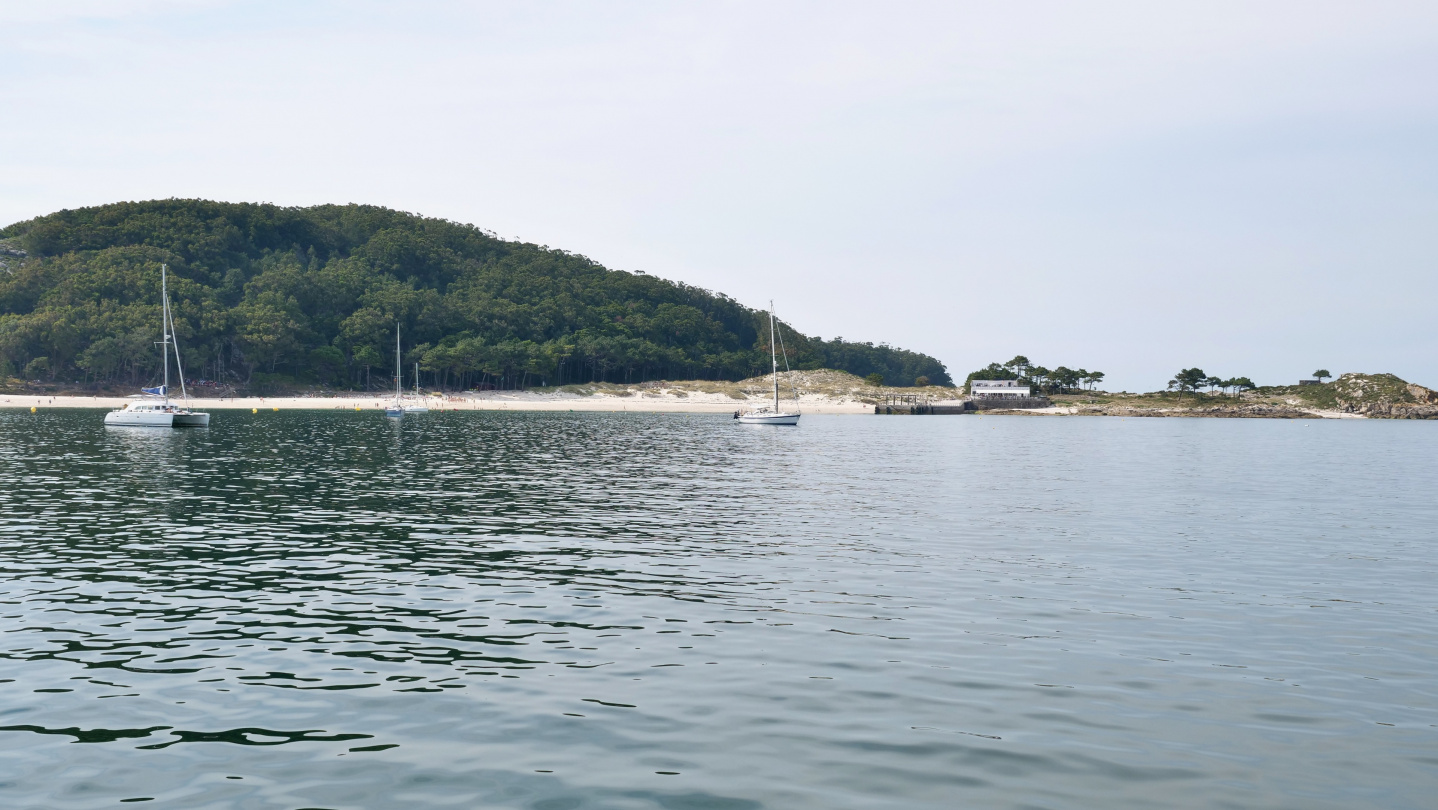 Praia das Rodas ankkurilahti Cíesin saarilla Galiciassa