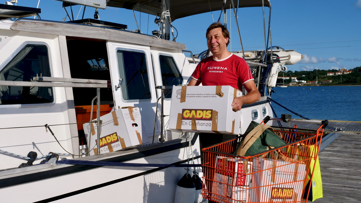 Andrus receiving groceries home delivery in Caramiñal, Galicia