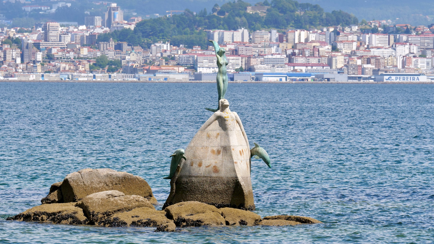Sina de Cangas sculpture at waterfront of Cangas