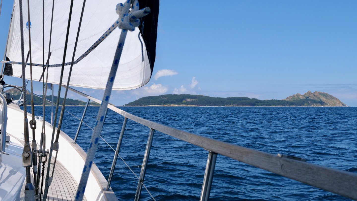 Suwena sailing to the islands of Cíes