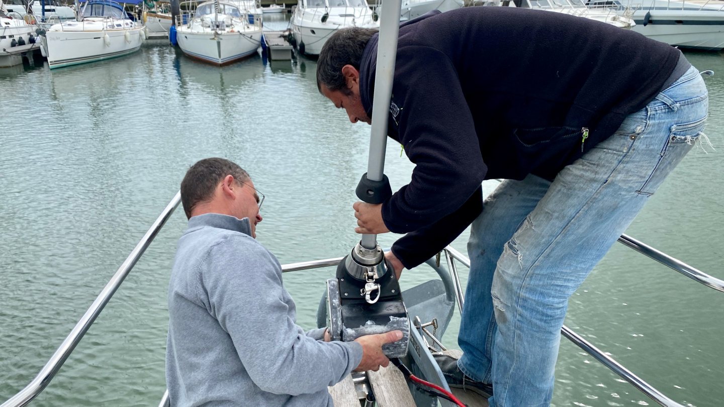 Tecnirigging guys dismantling broken furlex in Marina Parque das Nações, Lisbon