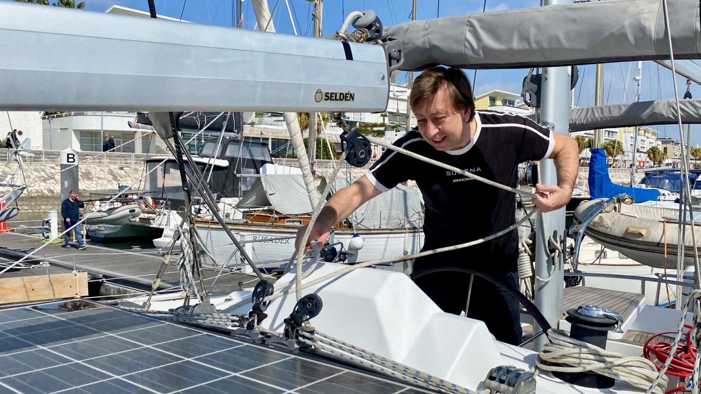 Andrus removing the mainsail's sheet in Marina Parque das Nações, Lisbon