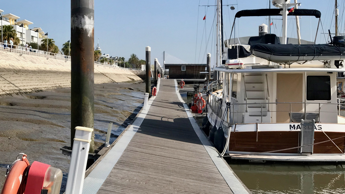 Laiturit alavedellä Parque das Nações marinassa, Lissabon