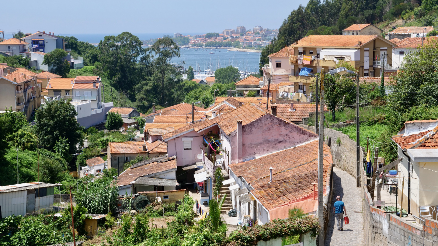 Afuradan kylä Douro-joella, Portugali