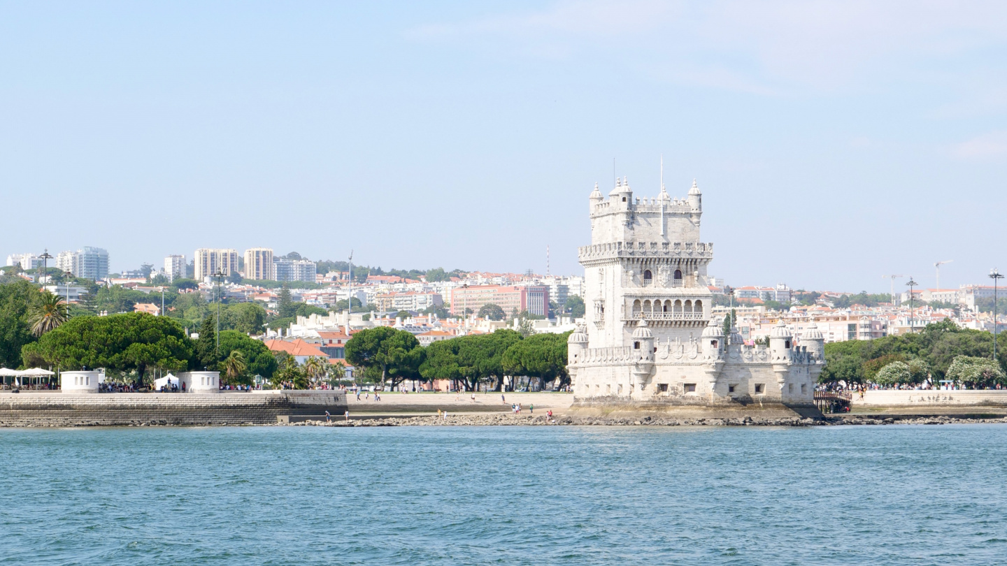 Suwena passing Belém tower in Lisbon, Portugal