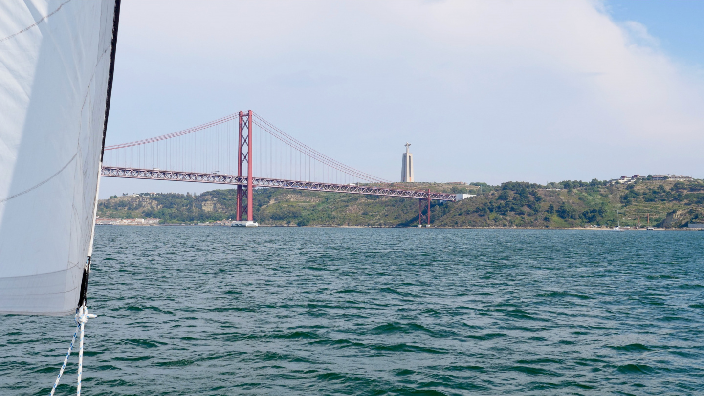 Suwena sailing on the river Tejo (Tagus), Portugal