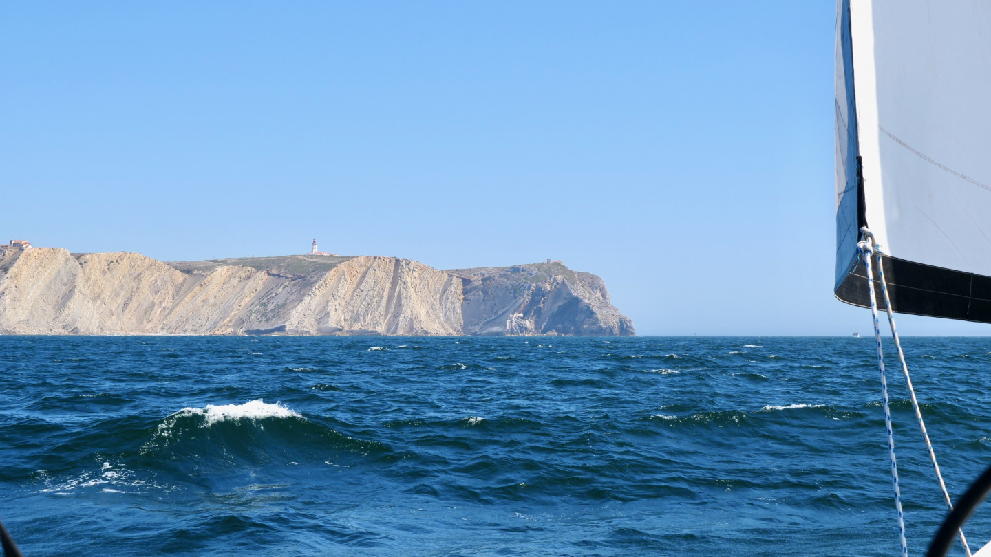 Suwena sailing south at Cabo Espichel, Portugal