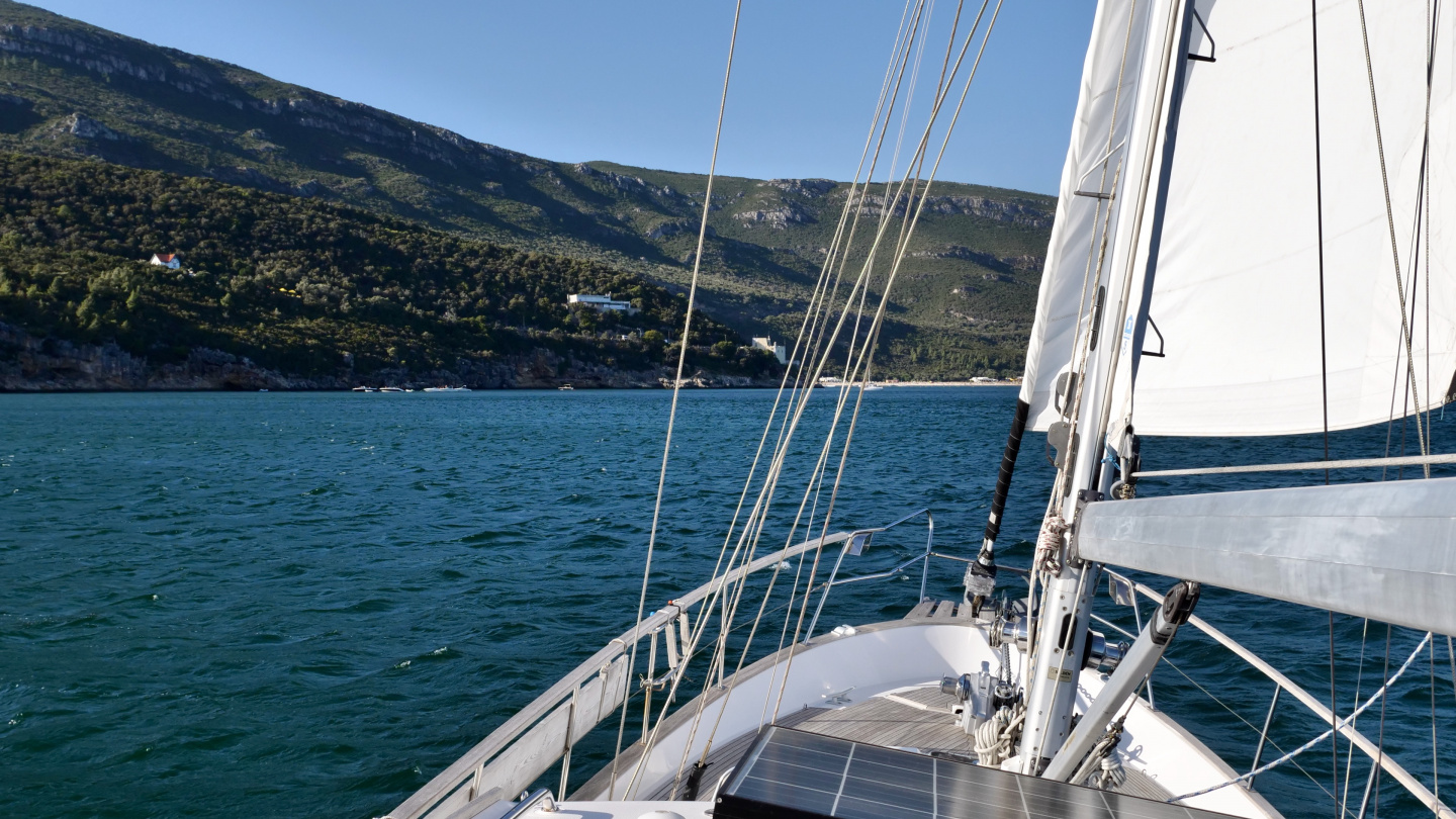 Suwena sailing in the natural reserve of Arrábida, Portugal