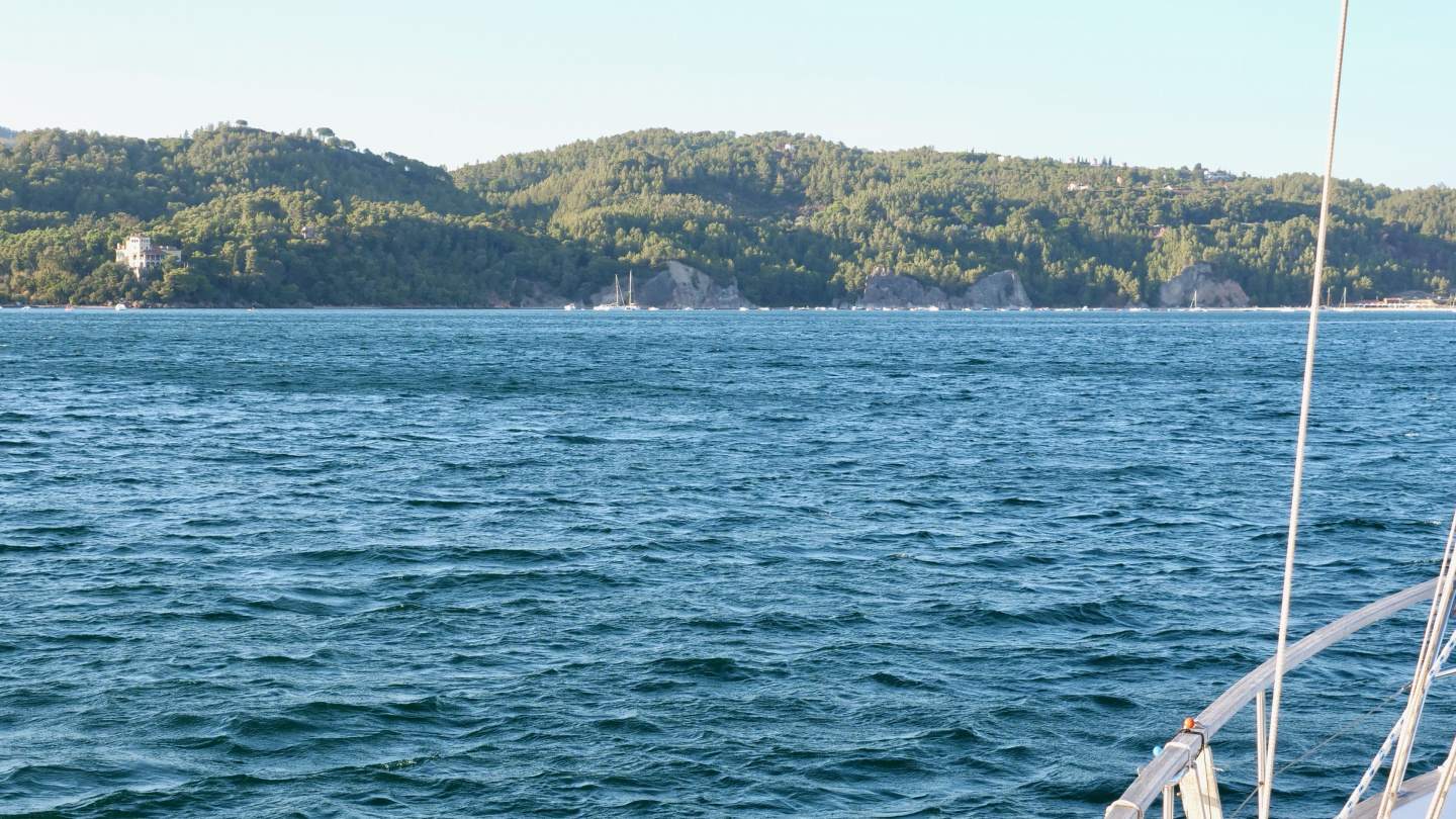 Suwena approaching the bay of Albarquel, Portugal