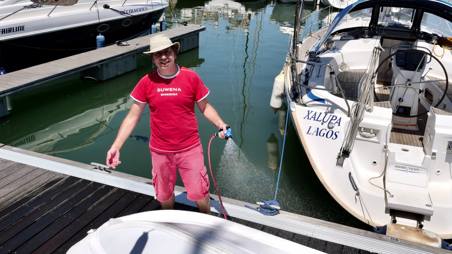 Andrus washing Pikku Suwena in Marina Parque das Nações, Lisbon