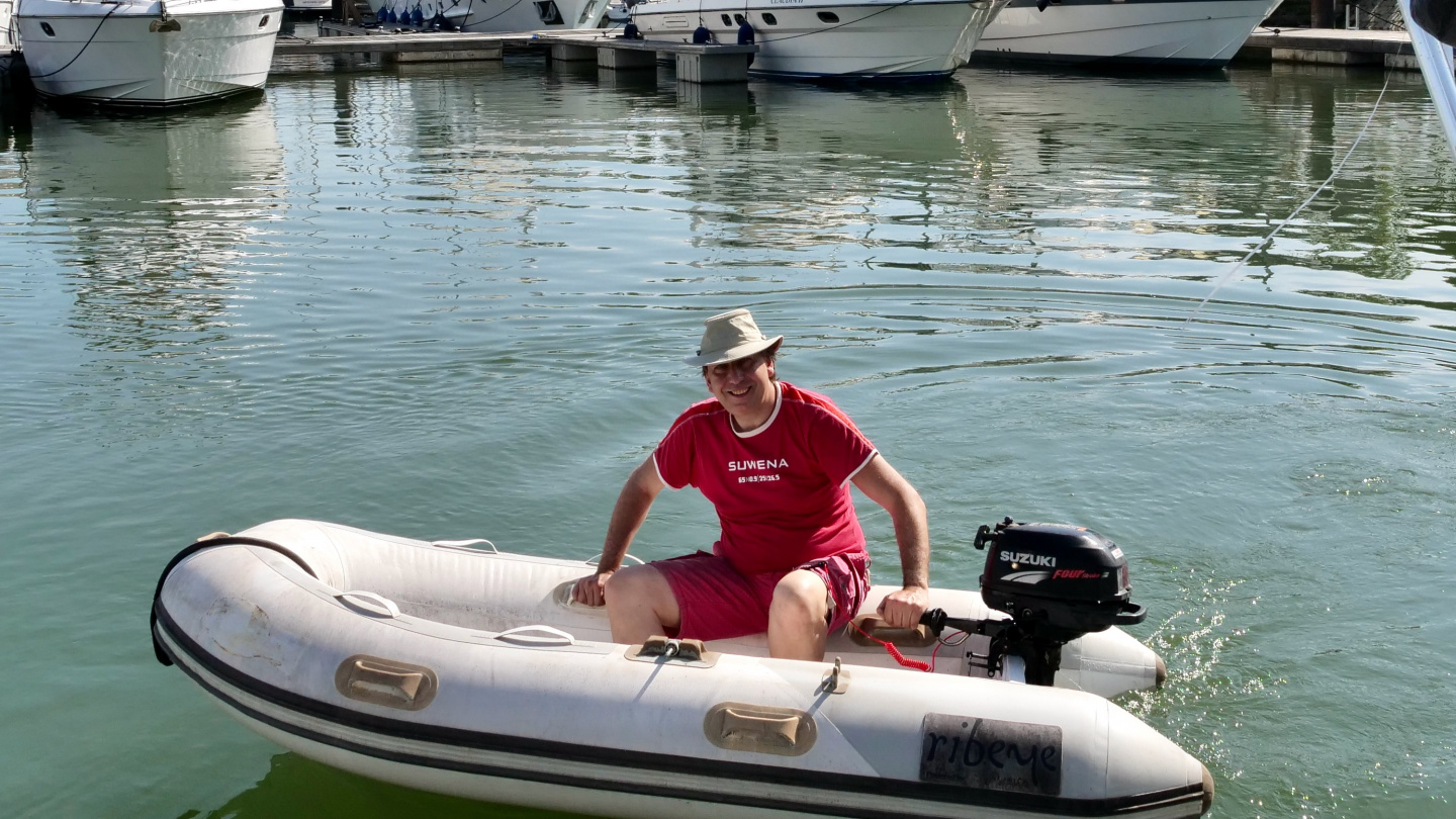 Andrus test riding Pikku Suwena in Marina Parque das Nações, Lisbon