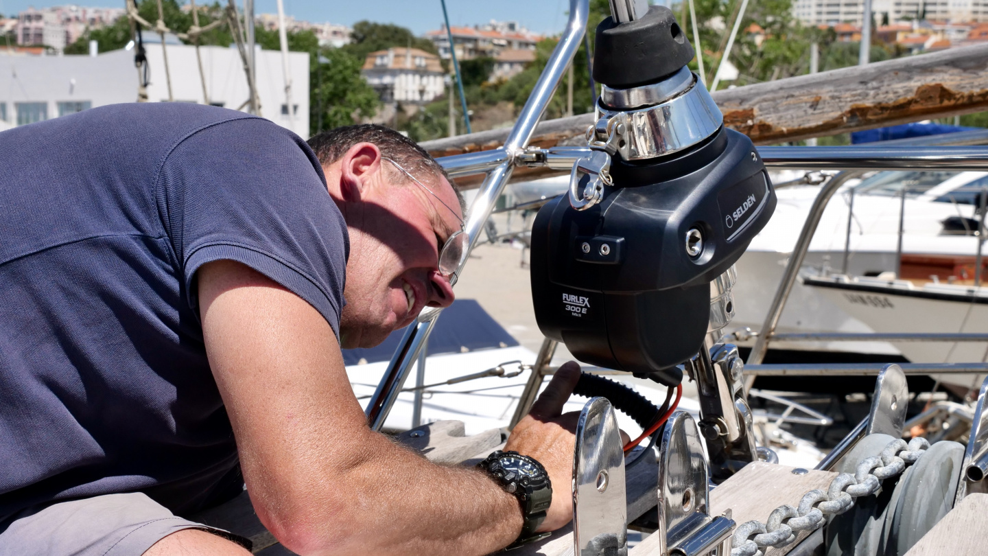 Tecnirigging rigger installing Furlex in Algés, Portugal