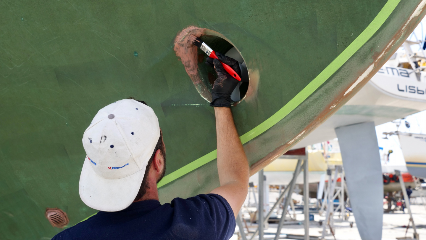 Applying Coppercoat to Suwena in Algés, Portugal