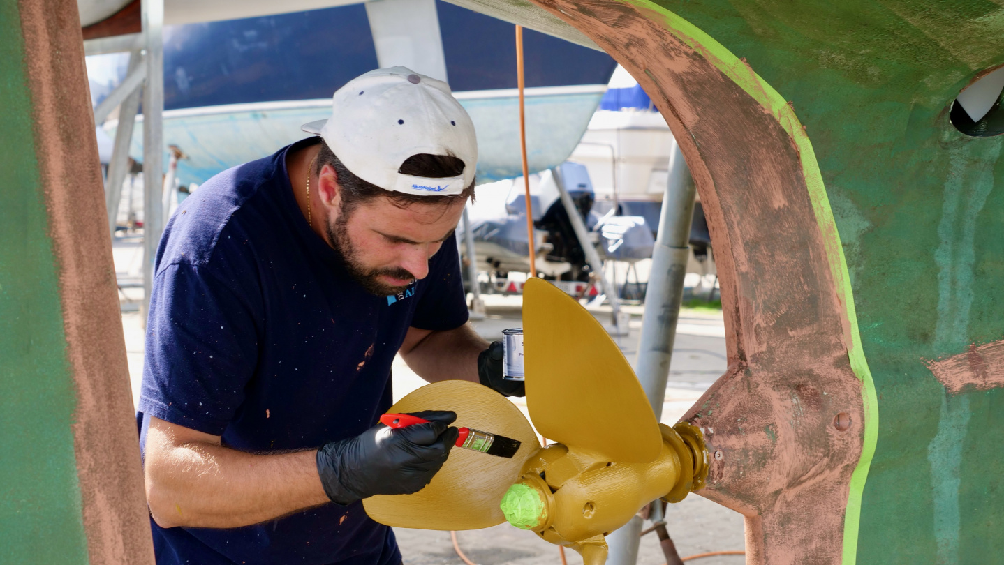 Painting Seajet Pellerclean to Suwena's propeller in Algés, Portugal