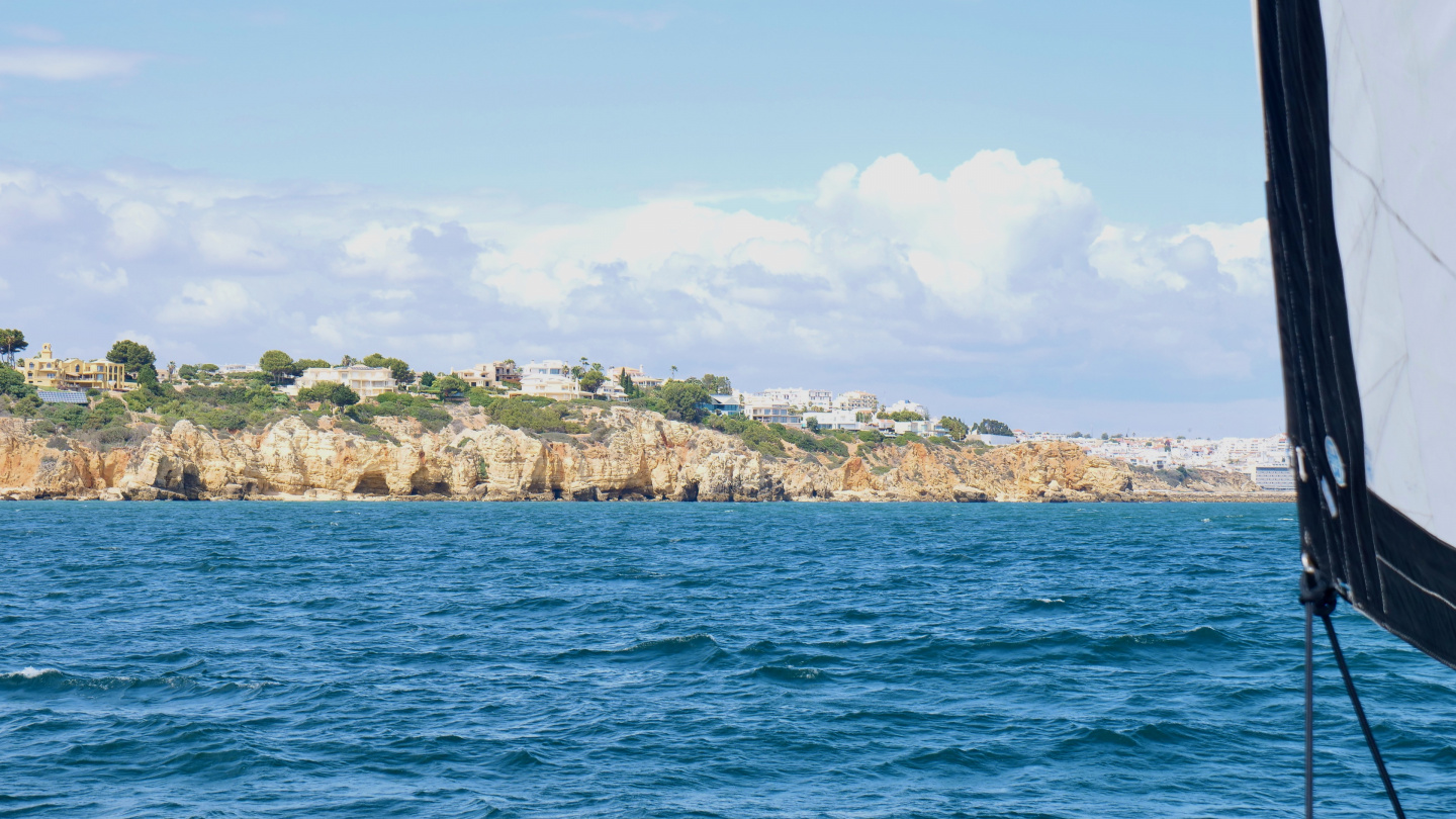 Suwena purjehtimassa Algarven rannikolla, Portugali