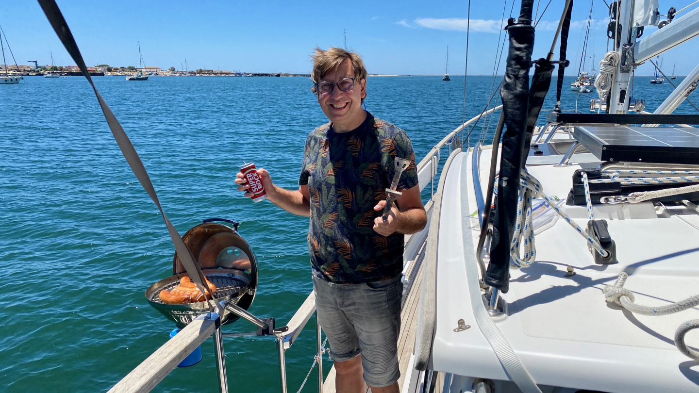 Andrus grilling sausages in the anchorage of Culatra, Algarve