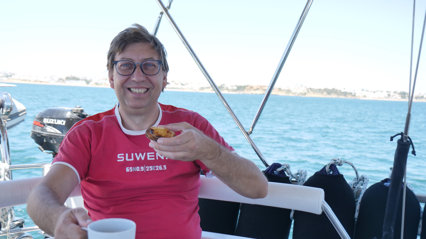Andrus nauttimassa portugalilaisia nata-leivoksia Algarvessa