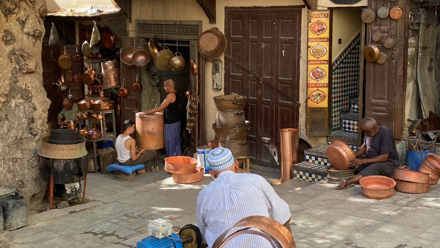 Käsityöläisiä Fesin medinassa, Marokko
