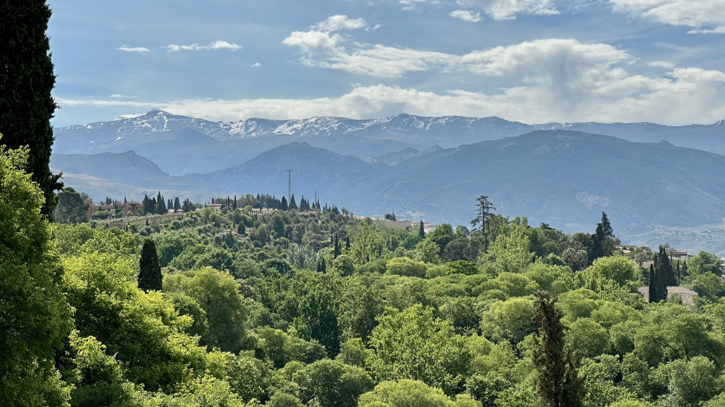 Sierra Nevada nähtynä Alhambrasta, Granada, Espanja