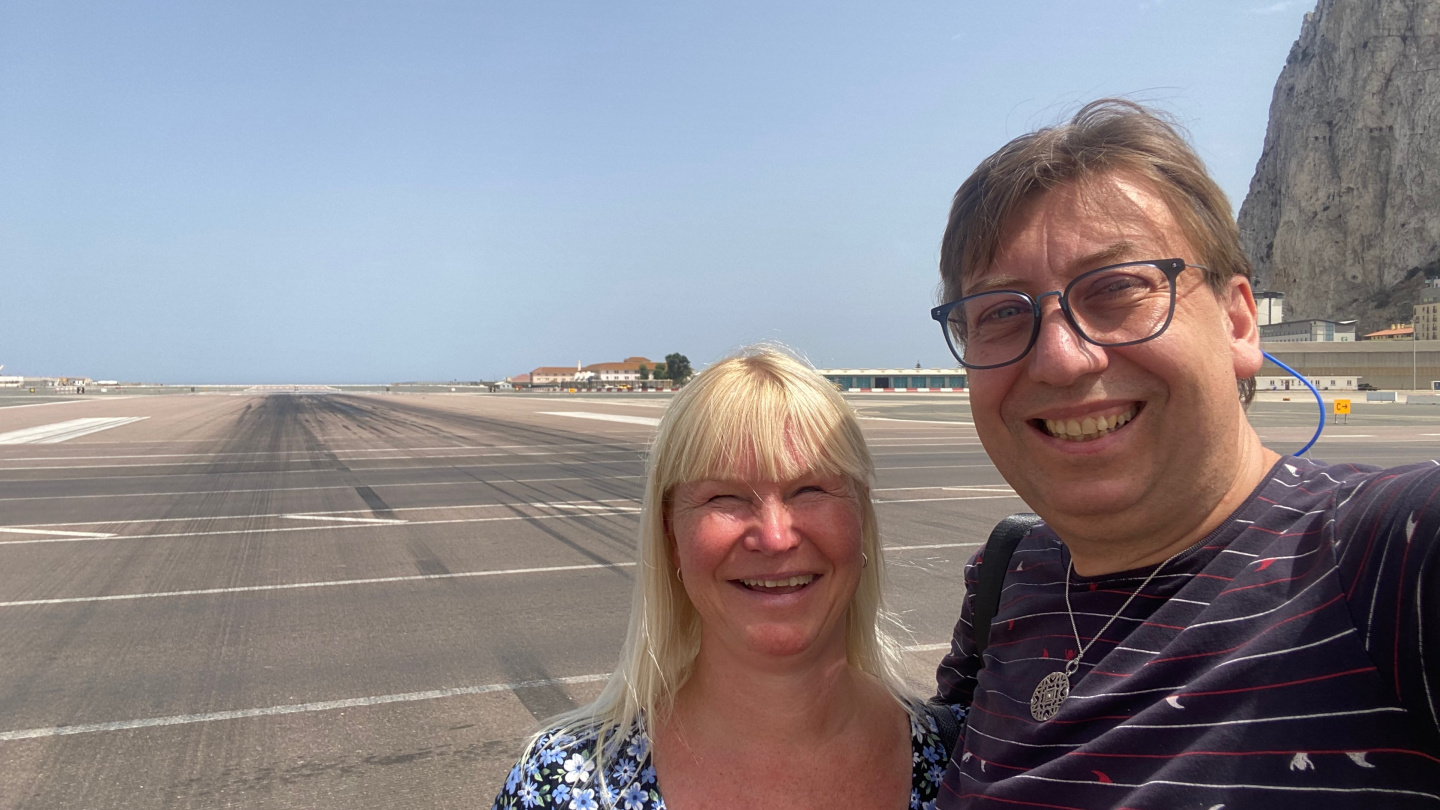 Eve ja Andrus Gibraltarin lentokentän kiitotiellä