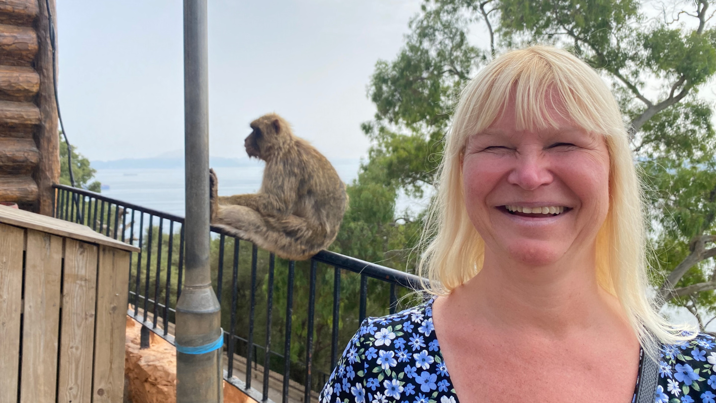 Eve ja macaque apina Gibraltarilla